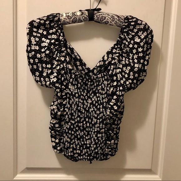 Super cute puff sleeved floral top! - Picture 2 of 3